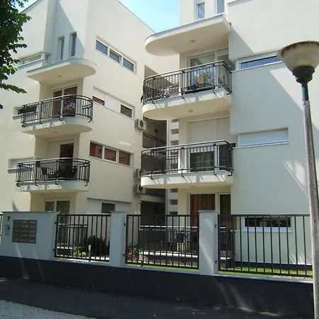 Apartment Julia Luxus Apartman *